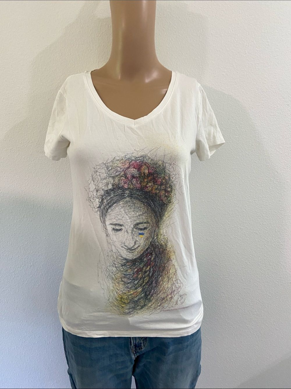 Primark White V-Neck Tee with Multicolor Portrait Sketch Sz S